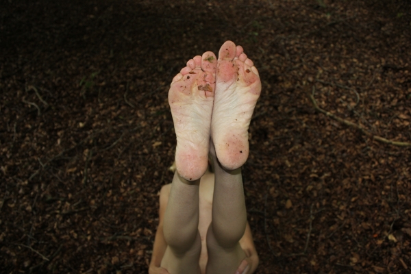 600px x 400px - Feet In The Forest - Miztress